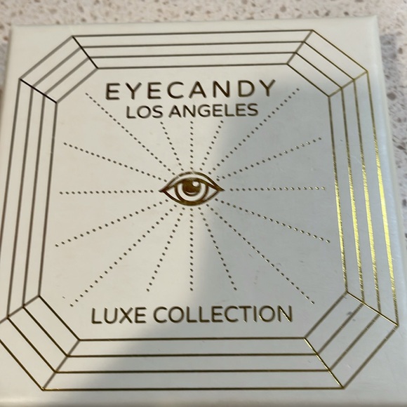 NIB Eye Candy Los Angeles Luxe Collection Glass Crystal Flower Earrings - Picture 4 of 4